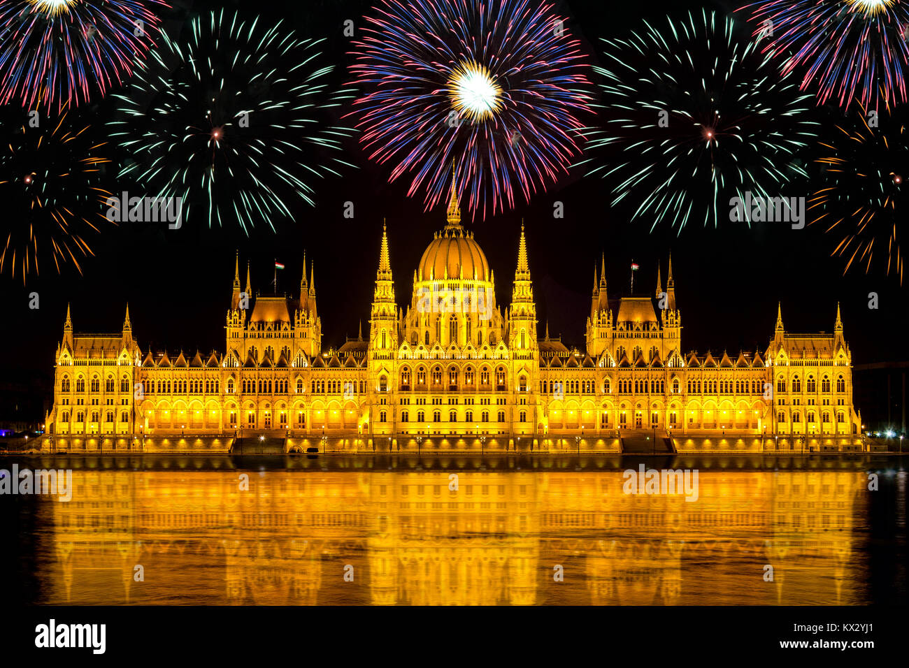 Ungarischen Parlament reflektieren, Donau mit Silvester Feuerwerk in der Nacht Stockfoto