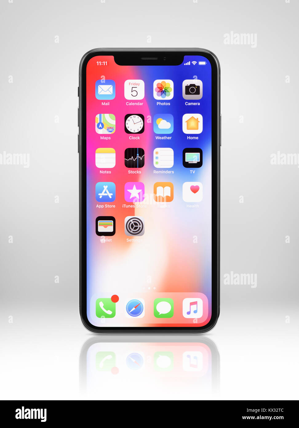 Apple iPhone X, Großbild-Smartphone, mit bunten Desktop auf dem Display an. Das Telefon ist im hellgrauen studio Hintergrund mit einem Clipping p isoliert Stockfoto