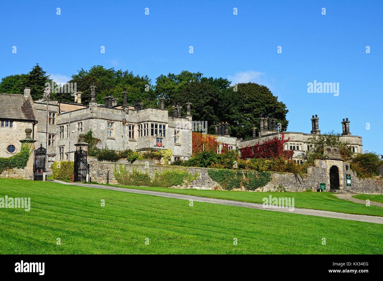 Vorderansicht des Tissington Hall, Westeuropa Tissington, Derbyshire, England, UK. Stockfoto