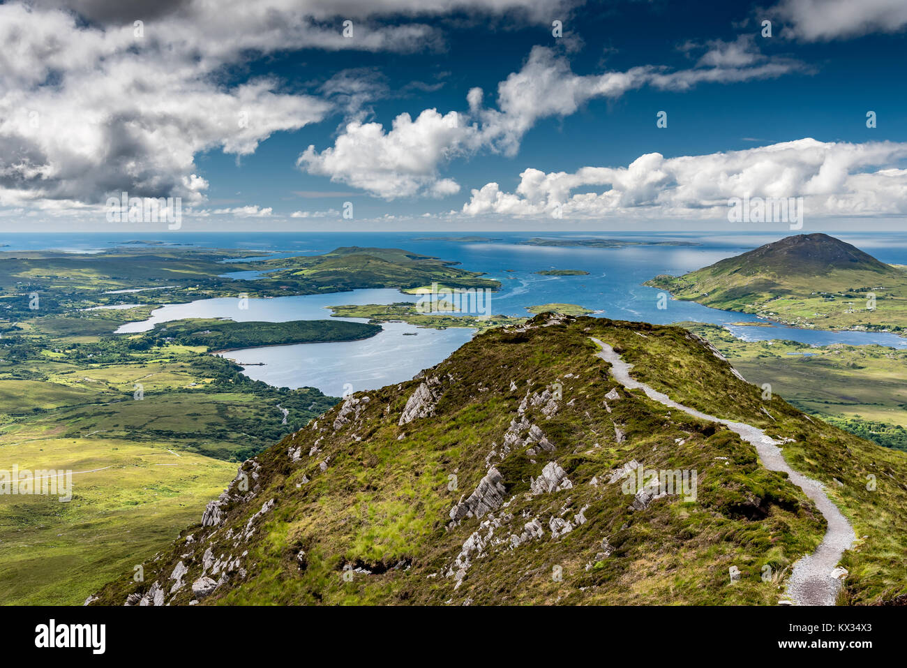 Der Wanderweg an der Oberseite des Diamond Hill in den Connemara National Park, Irland. Hinter der Sonne spielt mit den Wolken im Meer wider. Stockfoto