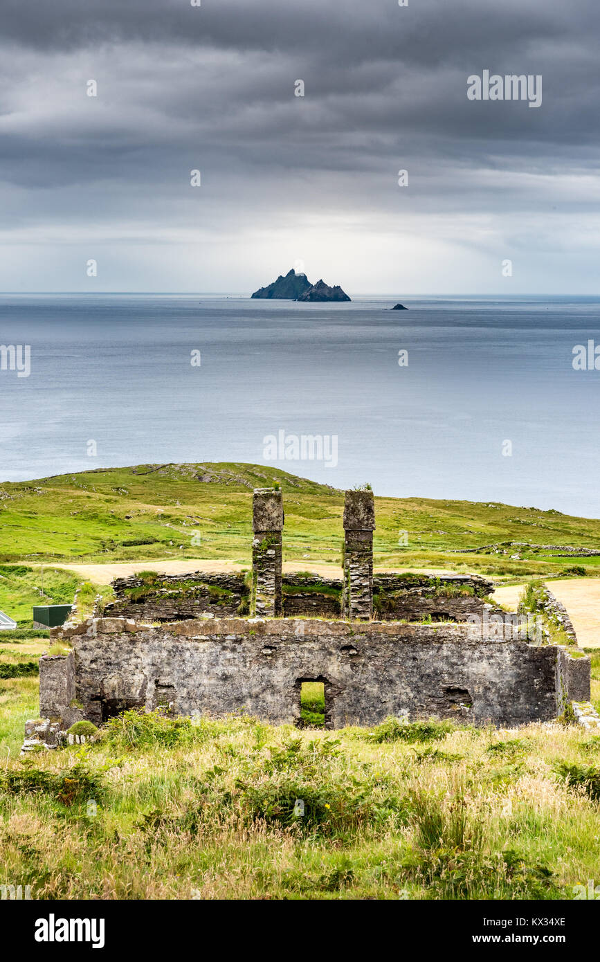 Die Ruinen eines alten Bauernhauses oder Fabrik Gesicht die Skellig Inseln an der Küste von Kerry, Irland Stockfoto