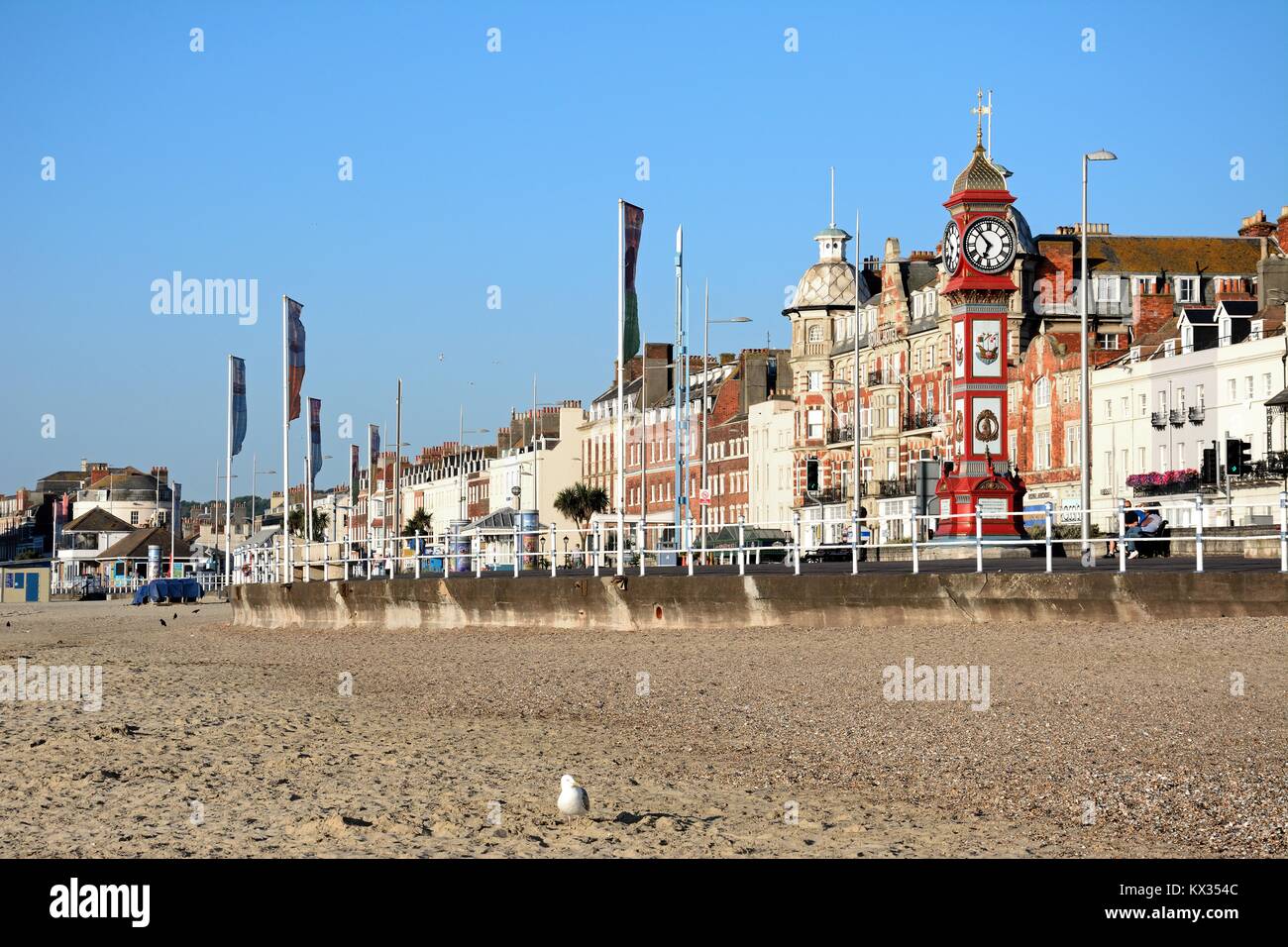 Entlang des Strandes in Richtung Promenade-Gebäude in den frühen Morgenstunden, Weymouth, Dorset, England, Vereinigtes Königreich, West-Europa anzeigen Stockfoto