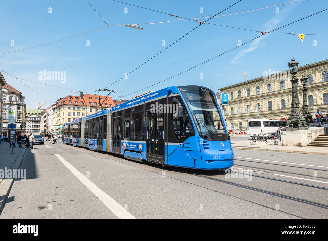 München, Deutschland - 29. Mai 2016: Eine elektrische Straßenbahn um Nationaltheater (Residenztheater) in München, Deutschland Stockfoto