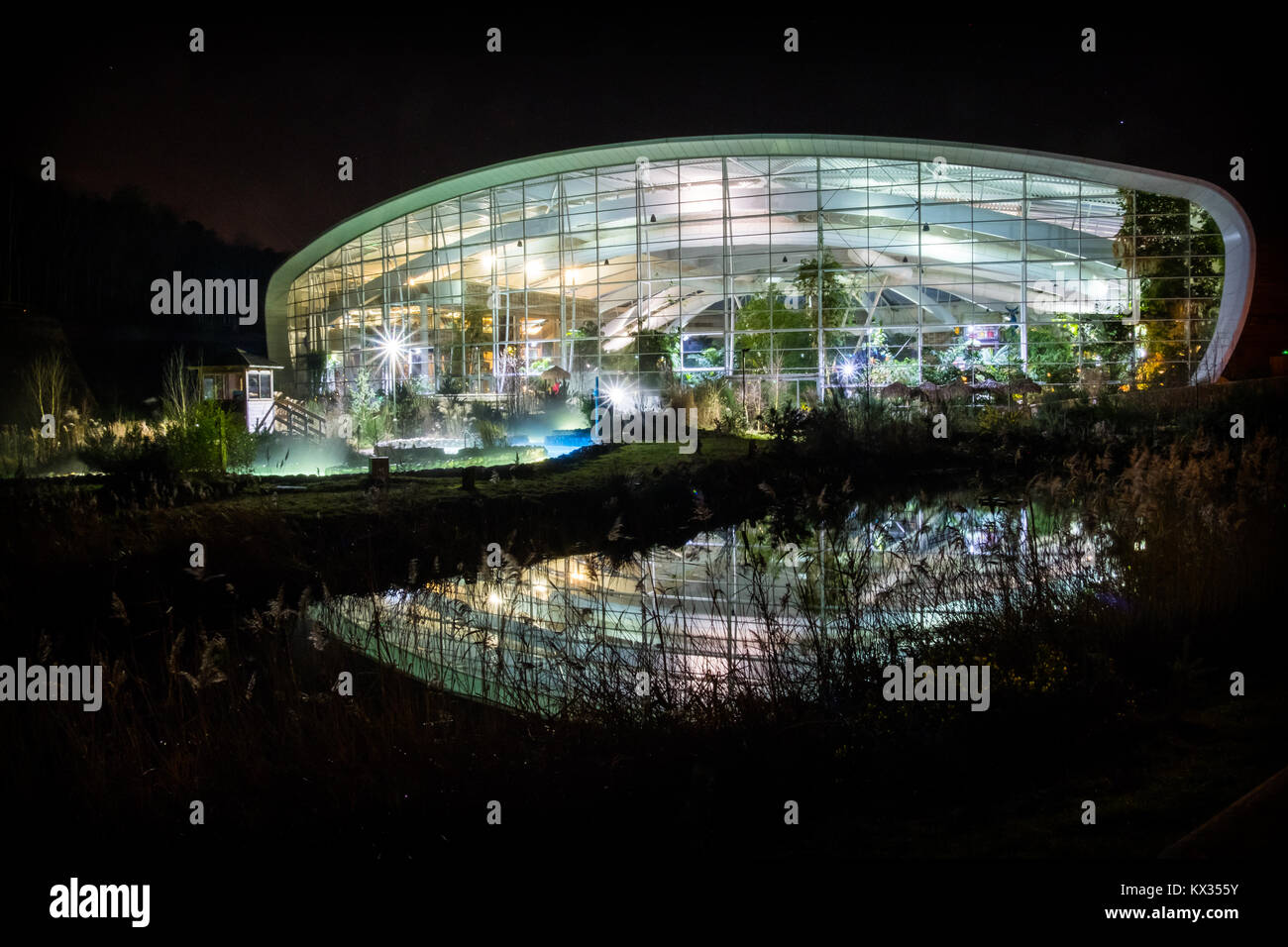 Den Aquadome im Center Parcs Resort in Woburn bei Nacht beleuchtet. Stockfoto