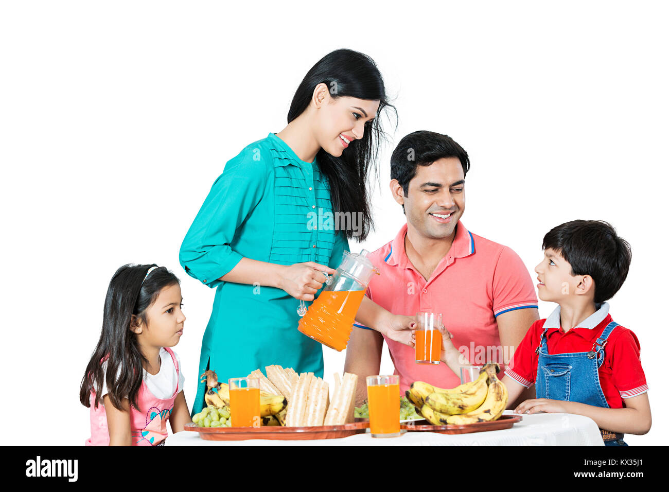 Eltern und Kinder gesund essen Esstisch Mutter Saft serviert Frühstück Stockfoto
