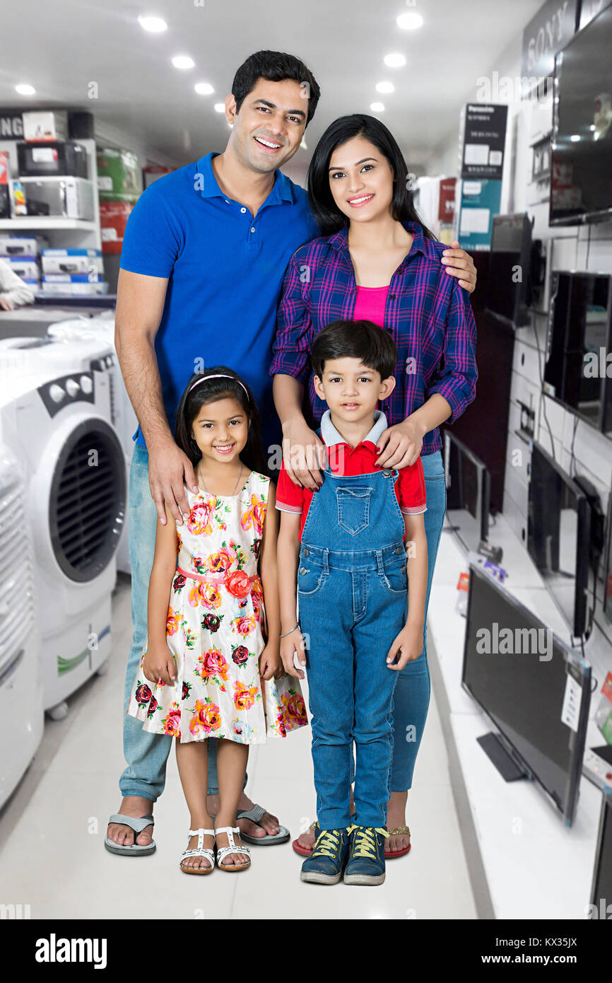 Familie Eltern und Kinder gemeinsam Einkaufen und Einzelhandel Elektronischer Shop Stockfoto