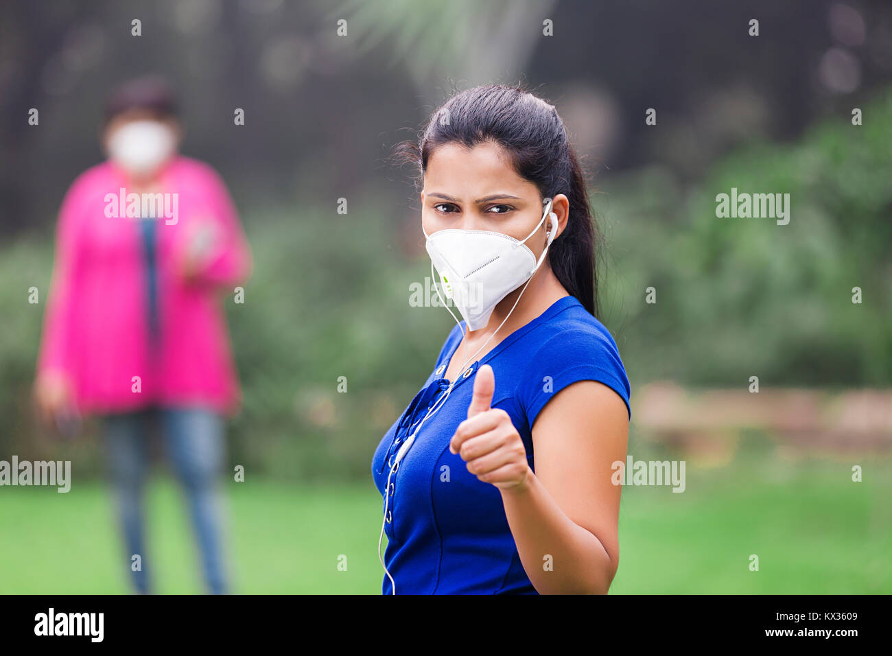 Junge Frau Gesicht Luftverschmutzung Problem in Park Stockfoto