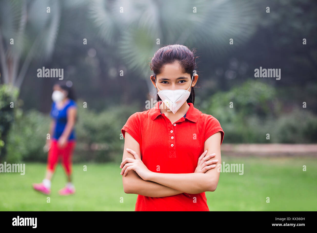 Junge Frau Luftverschmutzung Schweinegrippevirus Stockfoto