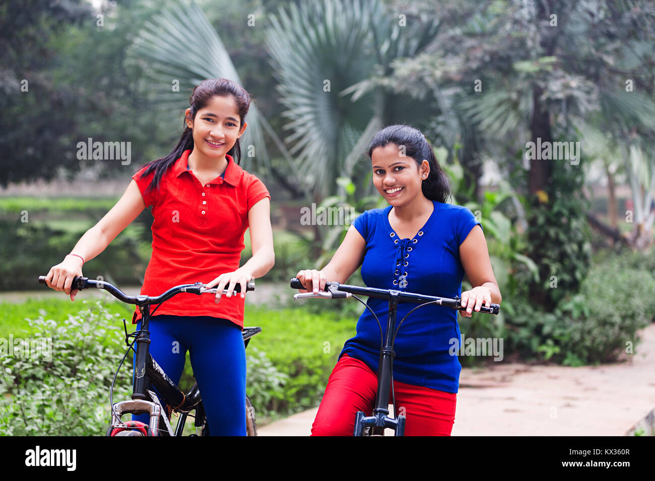 Junge Mädchen Radfahren Morgenspaziergang Fitness Stockfoto