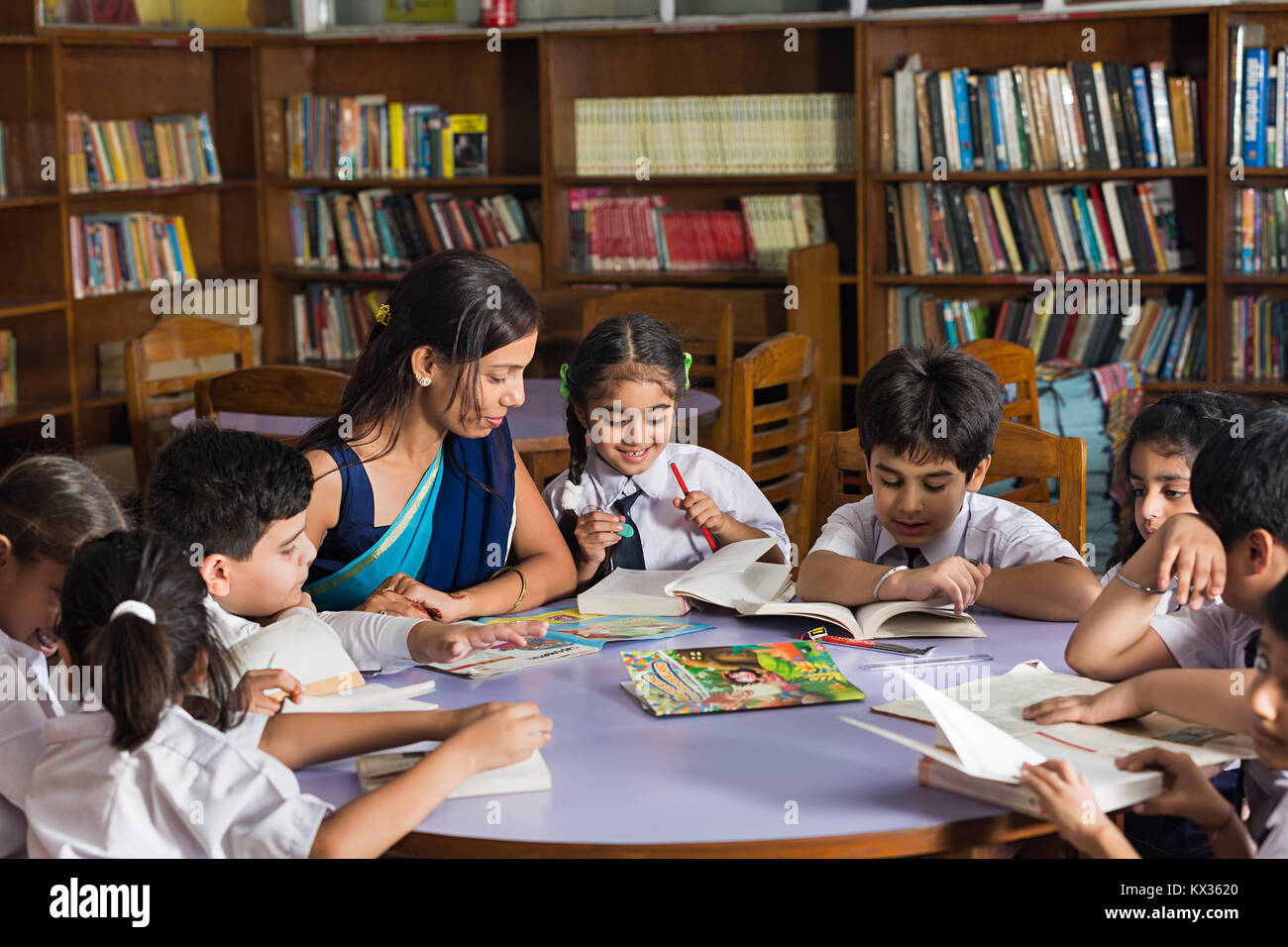 Indische Schule Kinder und Lehrer Studenten Buch in der Bibliothek Stockfoto