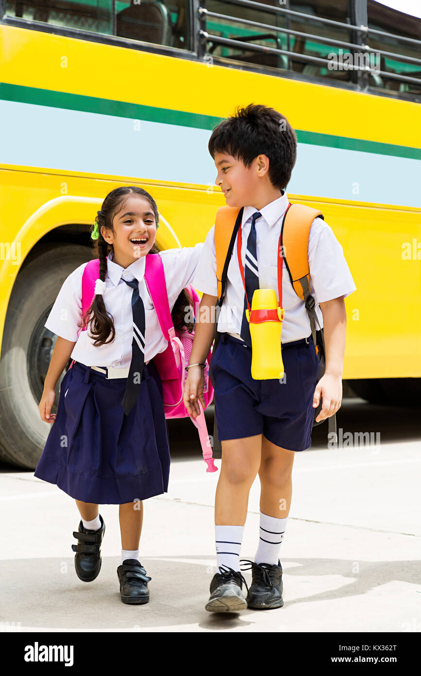 Happy 2 indische Schule Jungen und Mädchen Freund zusammen zu Fuß Stockfoto