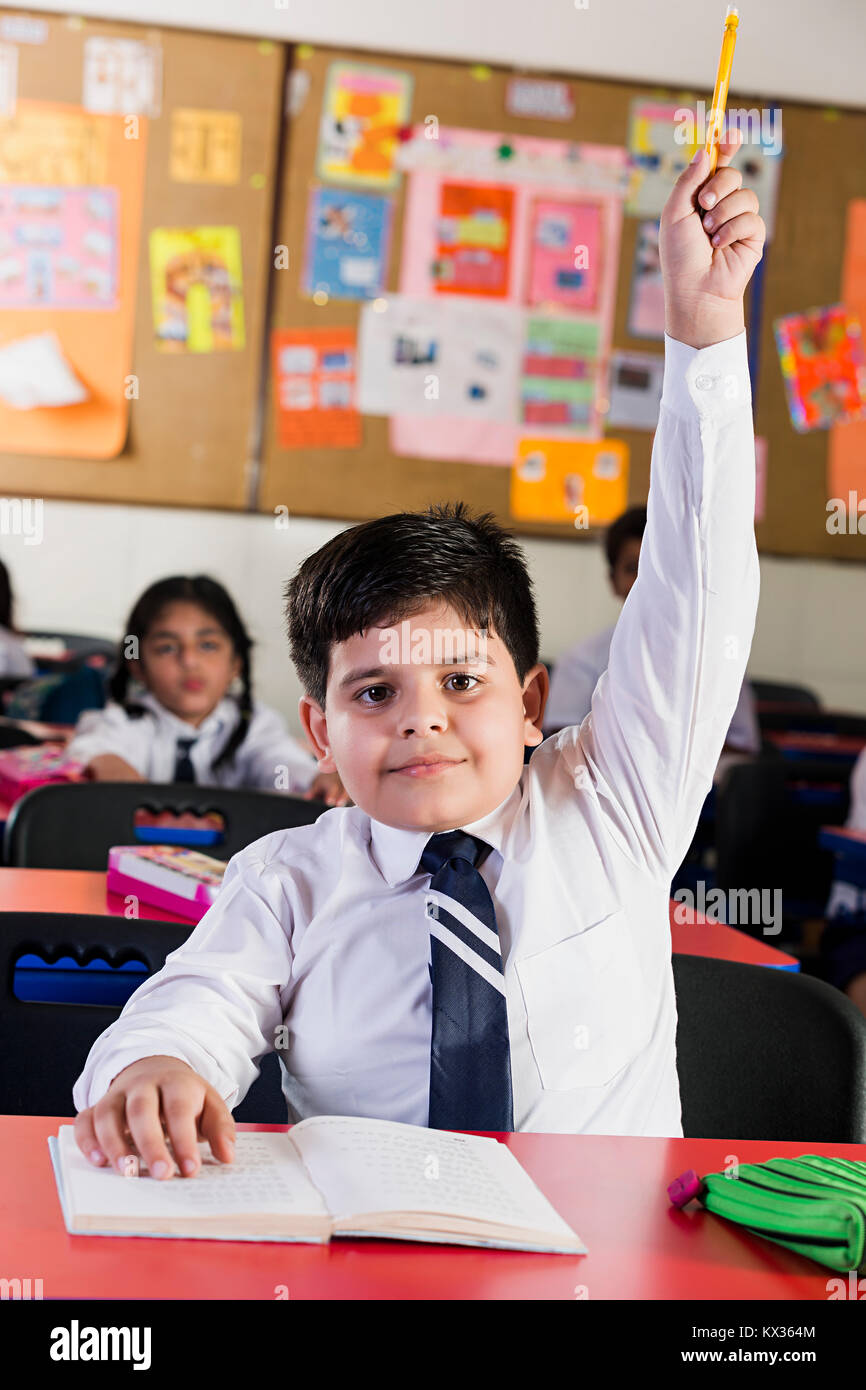 1 Indian School Kid junge Schüler Befragung Alert im Klassenzimmer Stockfoto