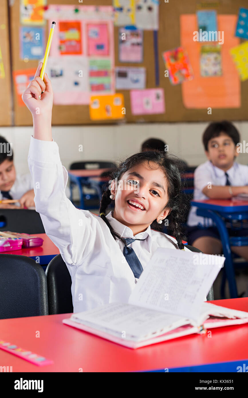 1 Schule Mädchen Schüler Hand erhoben Befragung im Klassenzimmer sitzen Stockfoto