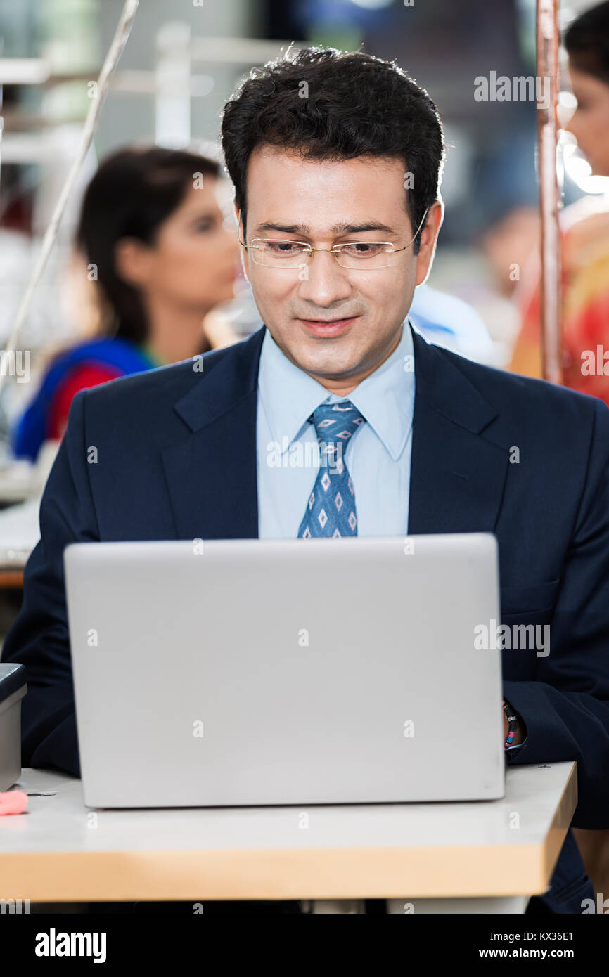 1 Geschäftsmann Manager Laptop arbeiten in der Nähwerkstatt Stockfoto