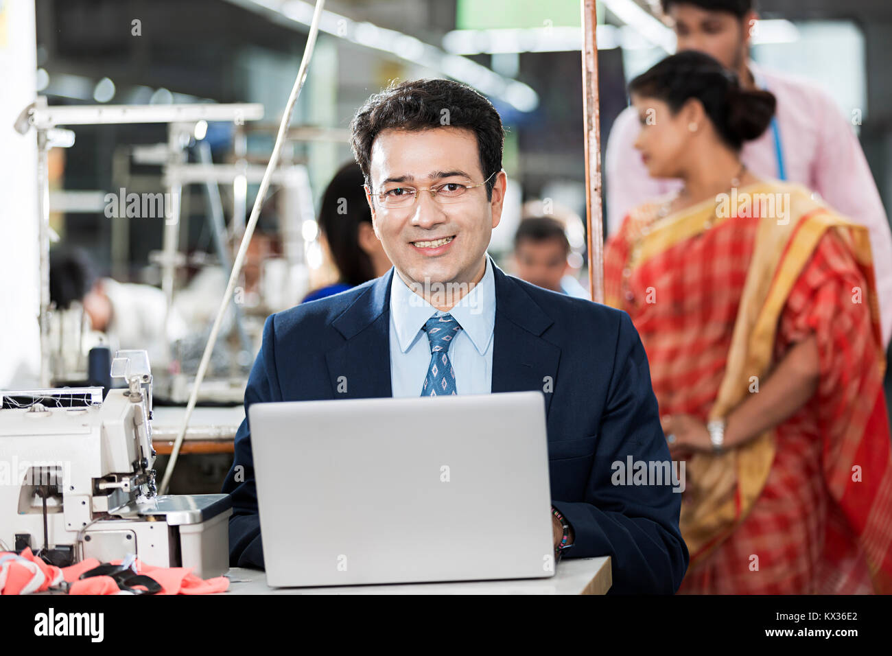 1 Business Manager mit Laptop Arbeiten in der Werkstatt Stockfoto