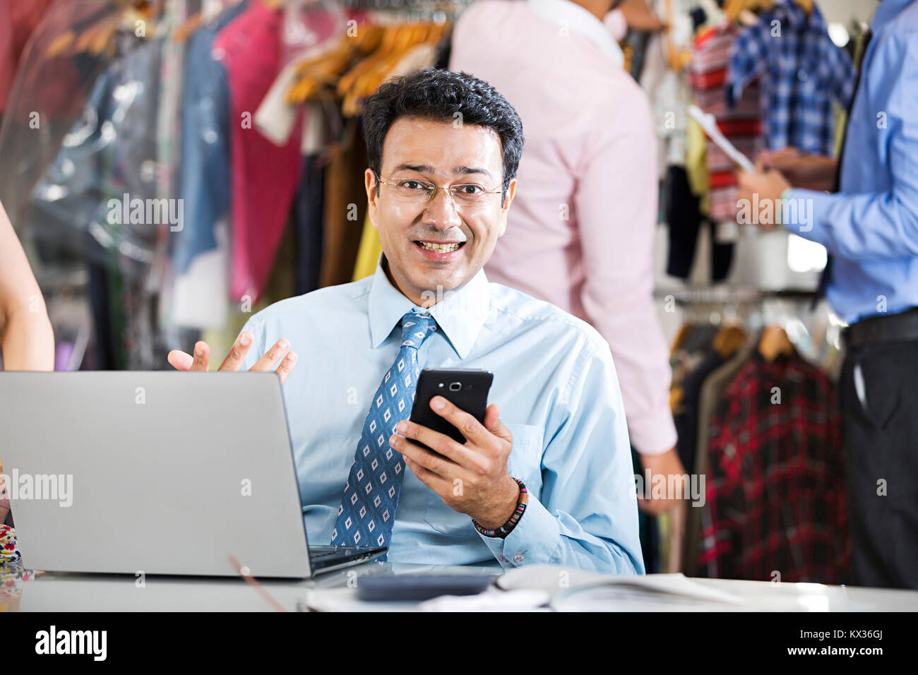 Überrascht Business Manager lesen Text-Message Cellphone Goodnews Boutique speichern Stockfoto