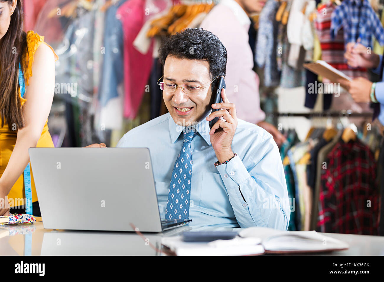 1 Geschäftsmann Manager lesen Text-Message Smartphone Goodnews Boutique-Store überrascht Stockfoto