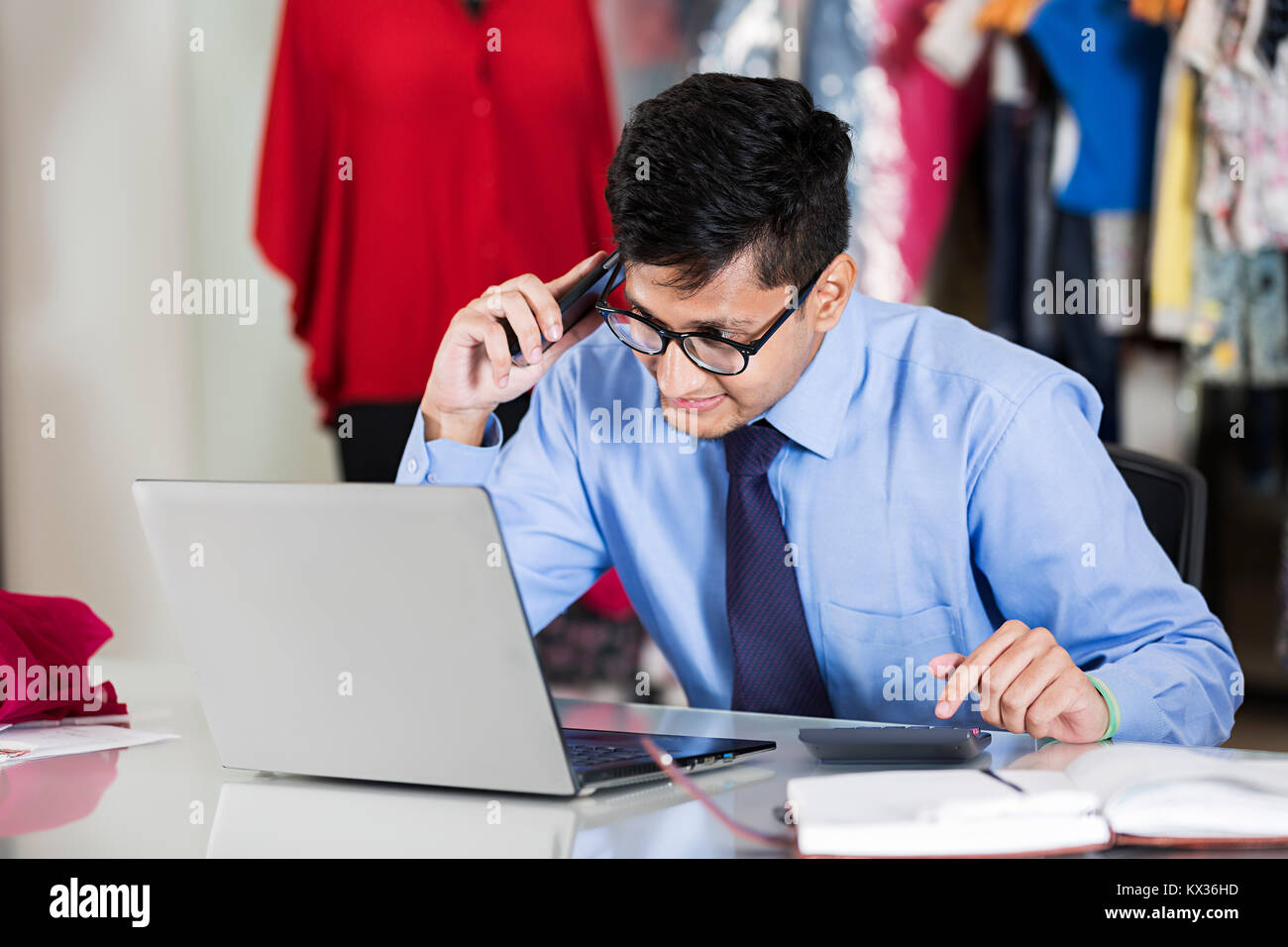 Maßgeschneiderte s Mitarbeiter und Manager mit Laptop arbeiten Boutique Shop Stockfoto