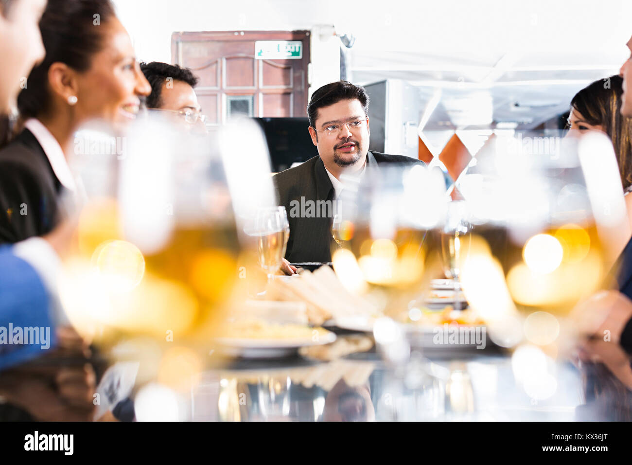 Indisches Geschäft Völker Partner Reden Sitzungen Dining-Table Restaurant Party Stockfoto