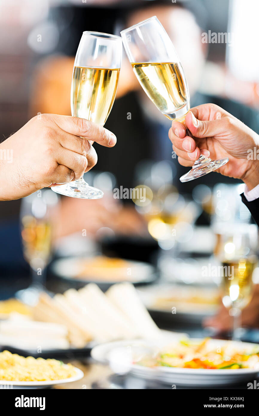 Nahaufnahme Married-Couple Toasten Champagner Glas in einem Restaurant Party Konzept Stockfoto