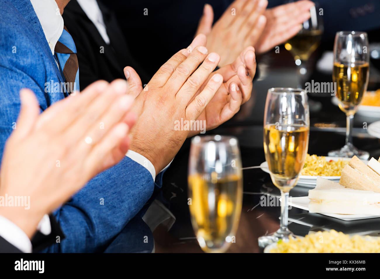 Group Business Menschen Kollege klatschen Hand Company Feier Party Restaurant Stockfoto