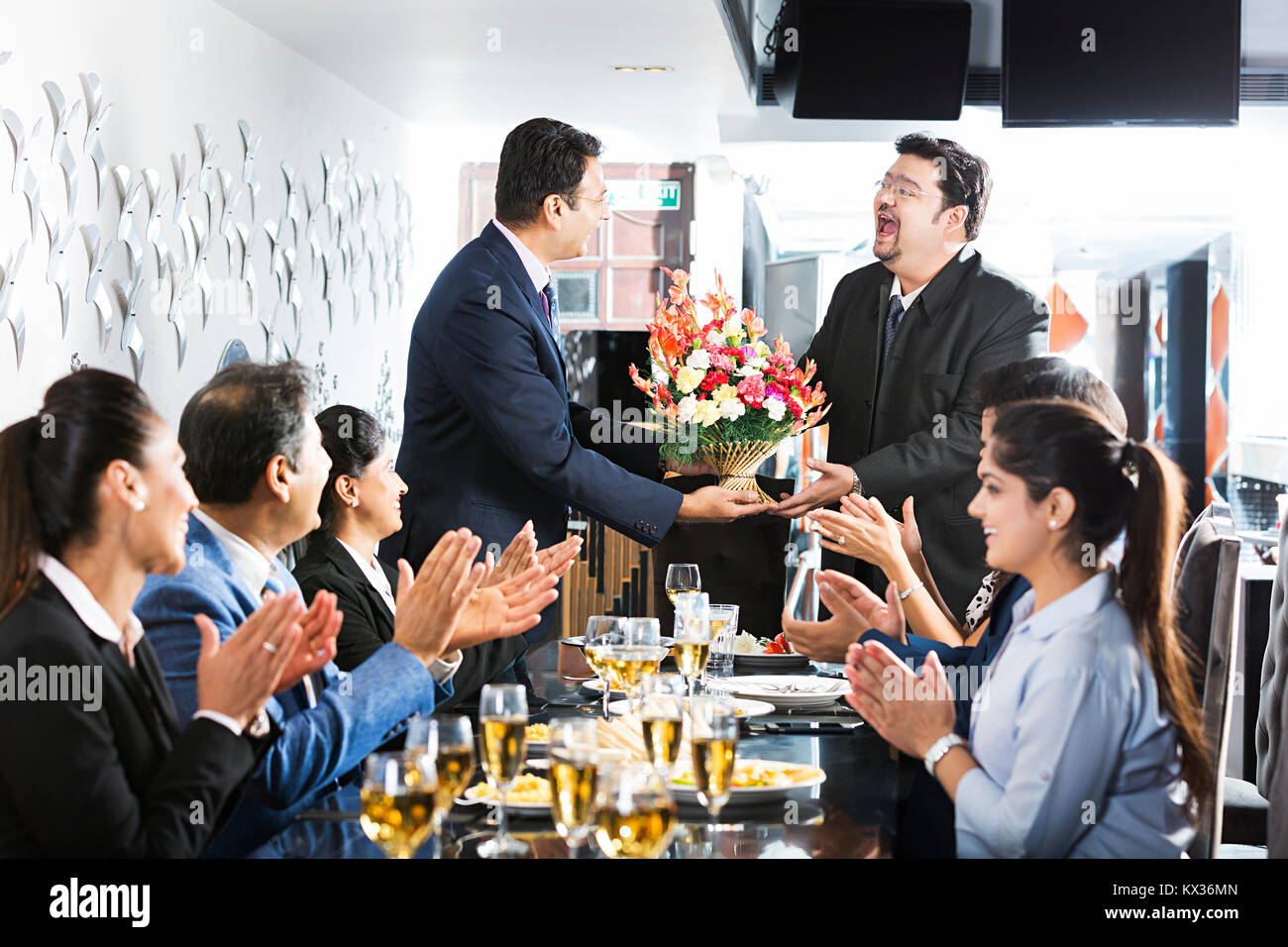 Group Business Leute, Kollegen, Blumenstrauß Eigentümer Willkommen applaudieren, Restaurant Stockfoto