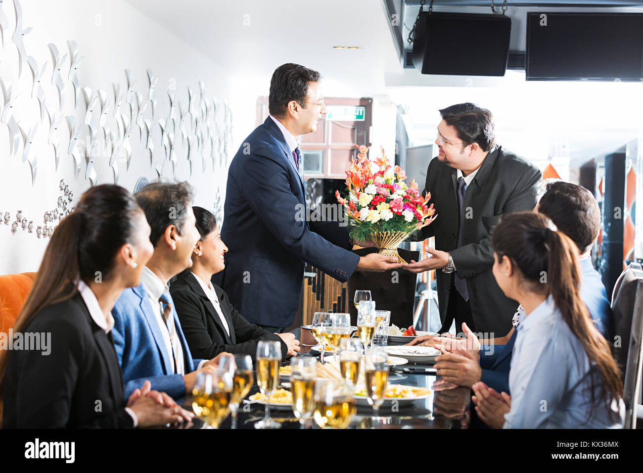 Group Business Leute, Kollegen, Blumenstrauß Partner Applaudieren im Restaurant Stockfoto