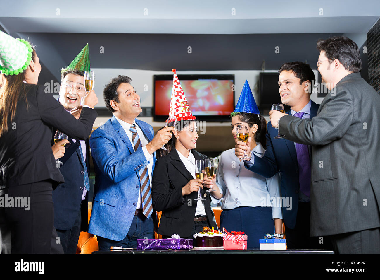 Group Business Menschen Kollege s Ihre Mitarbeiter geburtstag Champagner Party Restaurant Stockfoto