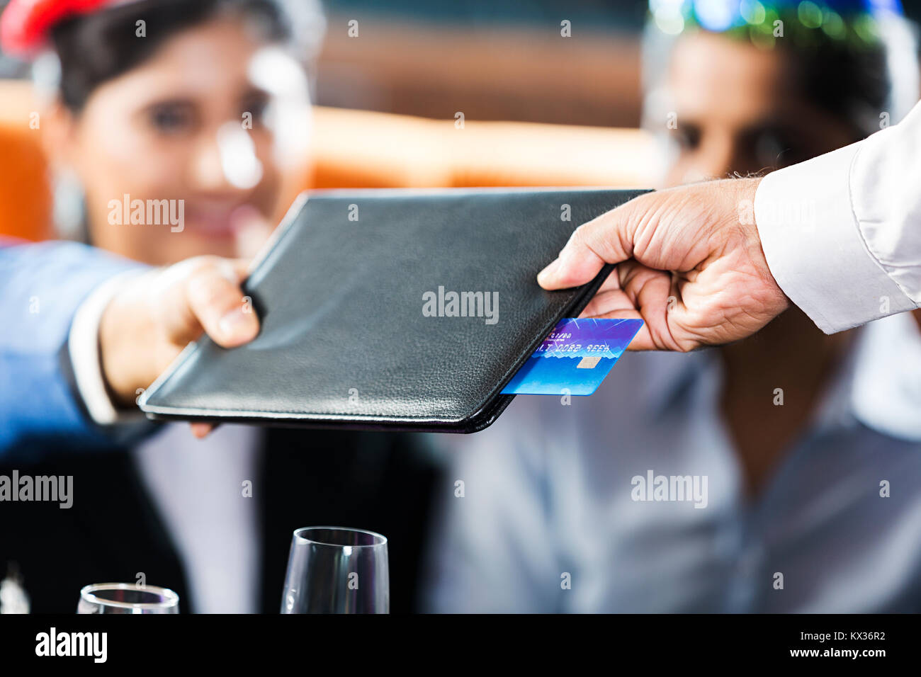 Nahaufnahme bezahlenden Person Abendessen Rechnung mit Kreditkarte im Hotel Stockfoto