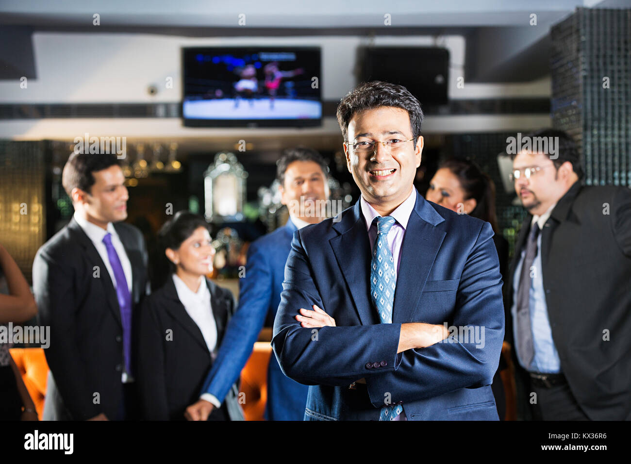 Geschäftsmann mit Kollegen im Hintergrund Bar-Restaurant Stockfoto