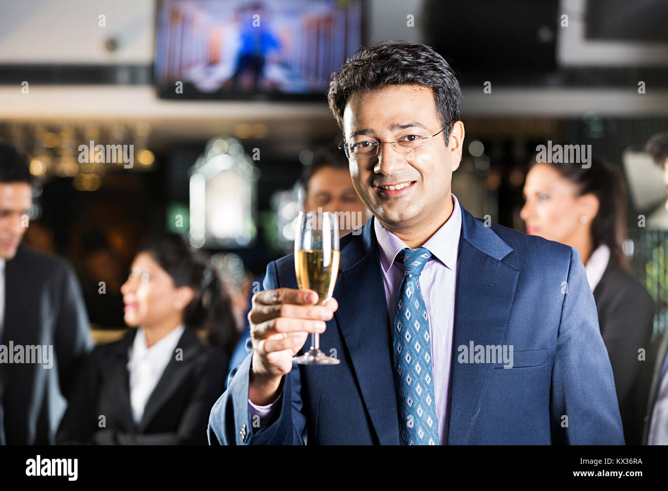 Ein Geschäftsmann Holding Champagner Glas mit den Kollegen im Vordergrund Restaurant Stockfoto