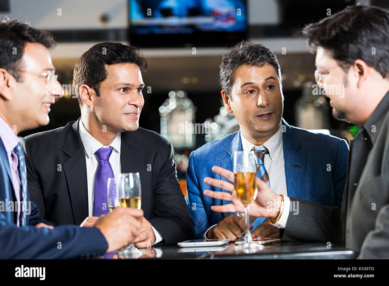 Vier Business Mens Kollegen sprechen Unternehmen diskutieren, Treffen im Hotel Stockfoto