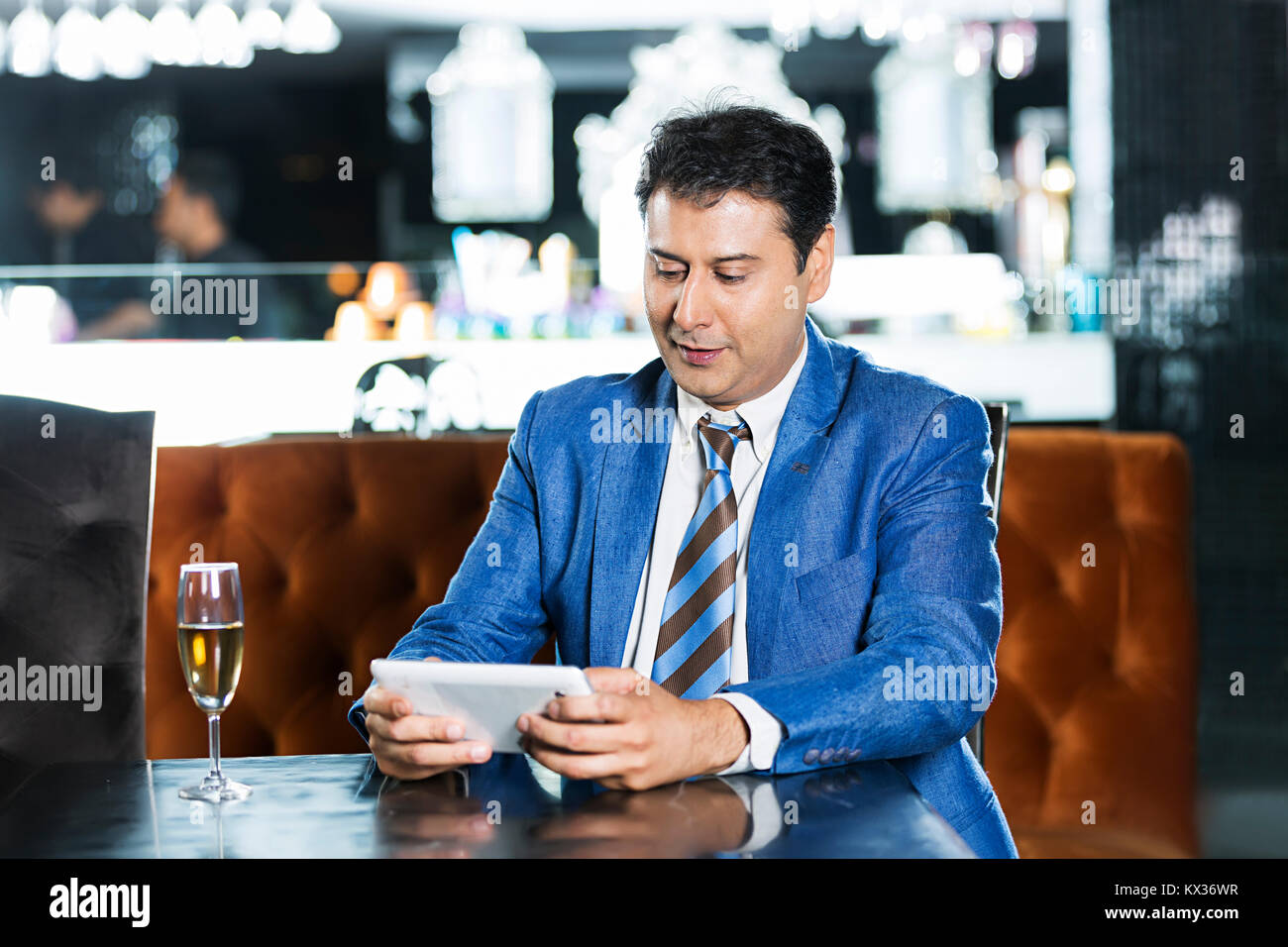 1 Business männlichen Lesen Text-Message digitale Tablet-Pc in Bar - Restaurant Stockfoto