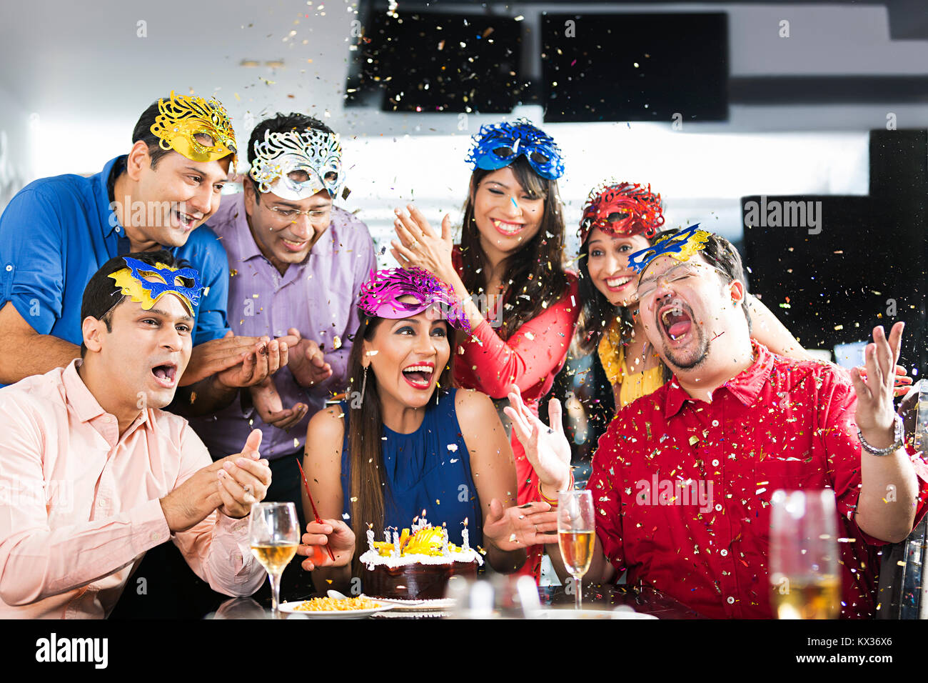 Gruppe Erwachsene Männer und Frauen Freunde Geburtstag Feier Spaß In-Restaurant Stockfoto