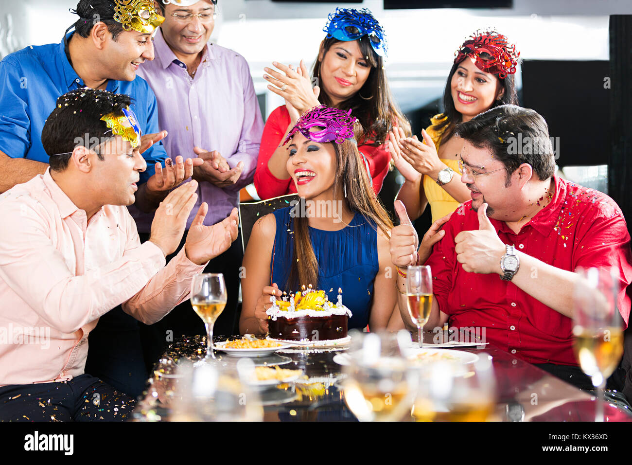 Alles Gute zum Geburtstag Frau mit Erwachsene Freunde Feier Geburtstagsfeier In-Restaurant Stockfoto