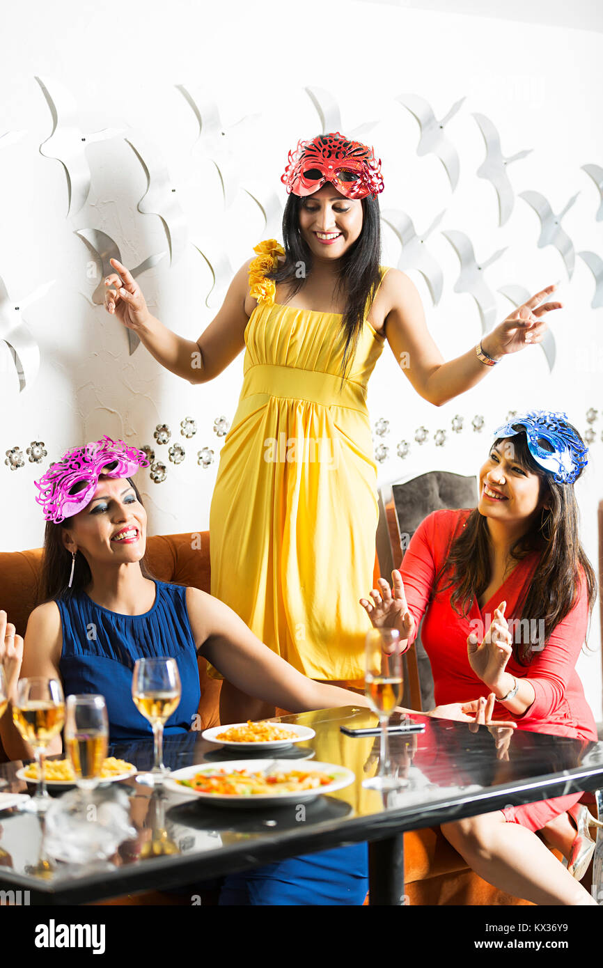 Nach Freunde Damen tanzen In-Restaurant genießen Neu-jahr Party Feier Stockfoto