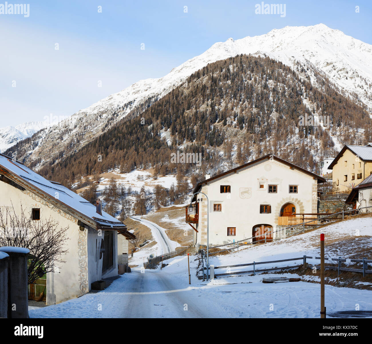 Сountry Straße mit traditionellen Häusern in Guarda, Unterengadin, Graubünden, Schweiz Stockfoto