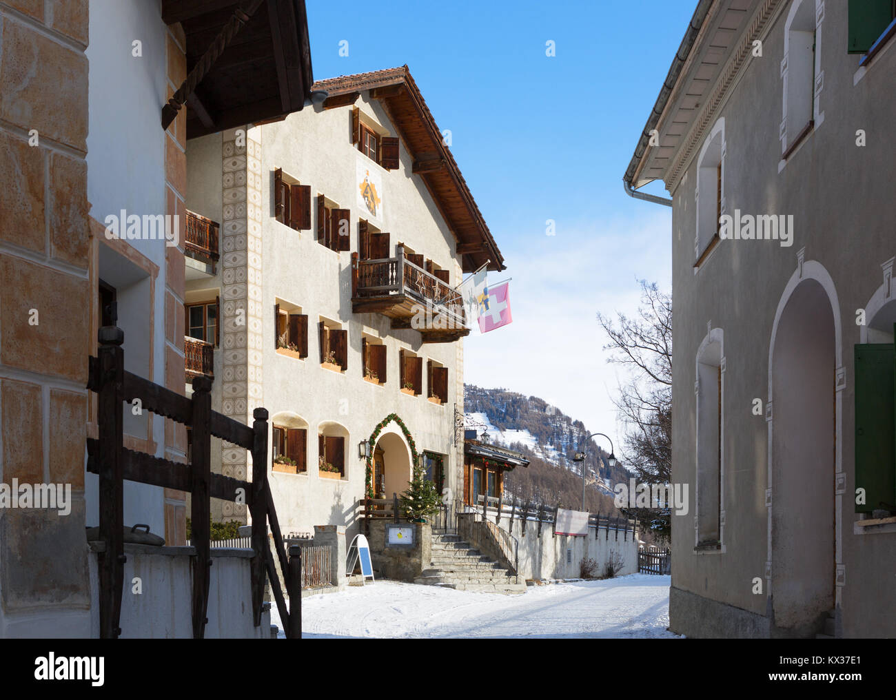 Straße mit alten Häusern, Guarda, Schweiz. Guarda ist es eines der am besten erhaltenen und typischen Dörfern des Unterengadins. Stockfoto
