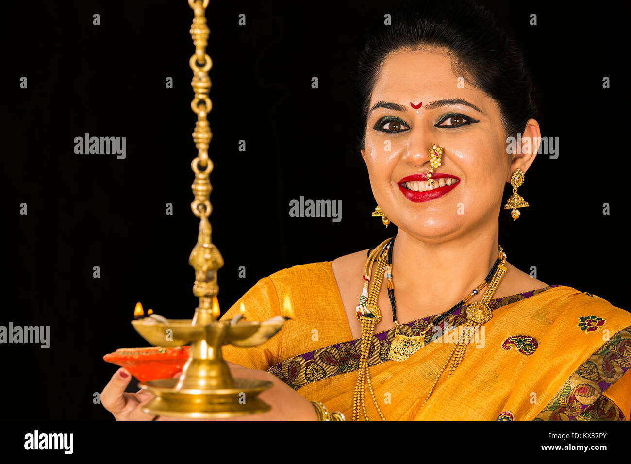 Indische Marathi erwachsenen Frau brennendes Öl lampe in Diwali-fest Stockfoto