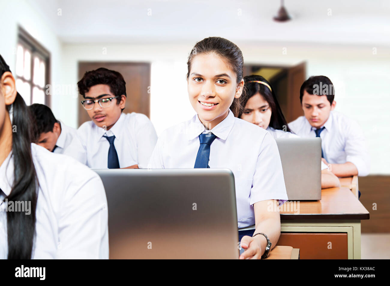 Gruppe indischen Schülern unter Laptop Studieren in der Klasse Stockfoto