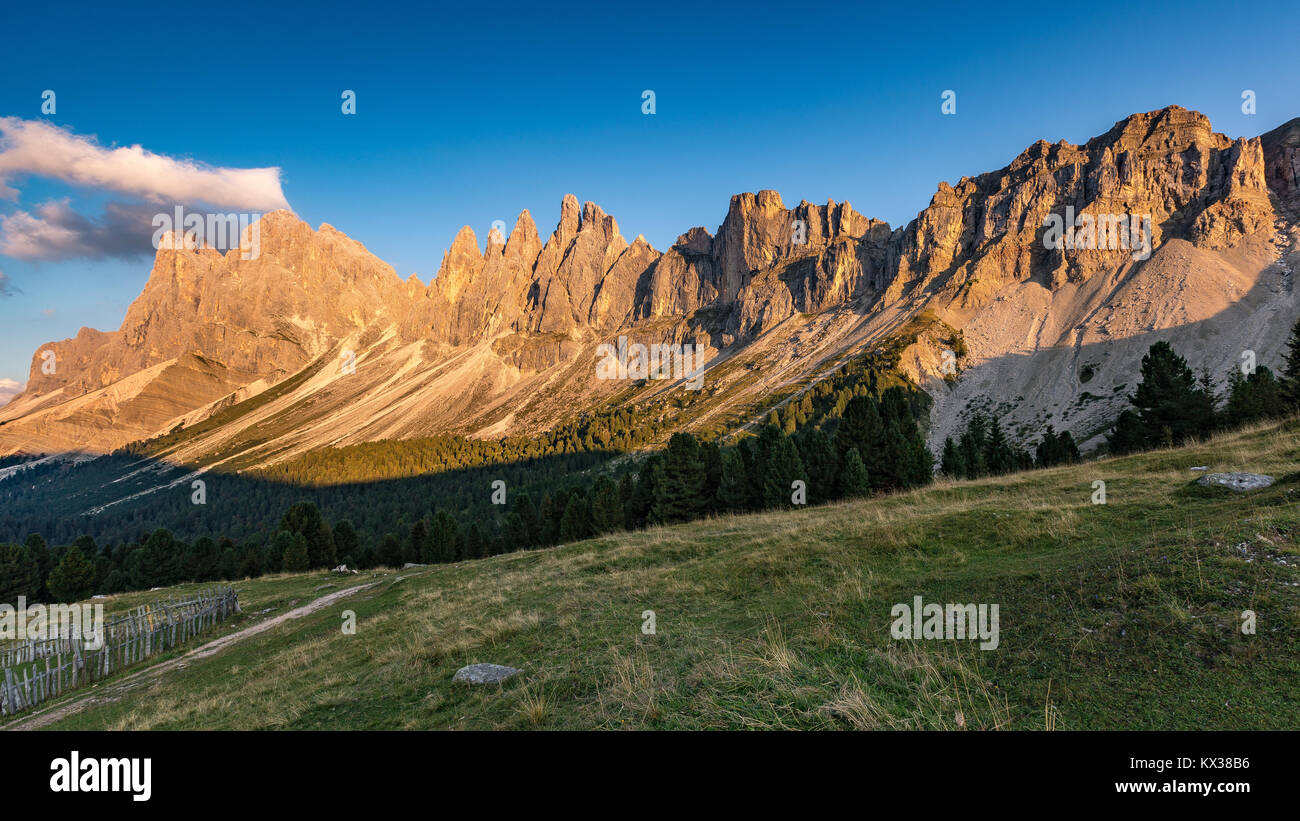 Sonnenlicht bei Sonnenuntergang auf die Geisler Berggipfel. Das Villnösser Tal. Die Grödner Dolomiten. Trentino-südtirol. Italienische Alpen. Europa. Stockfoto