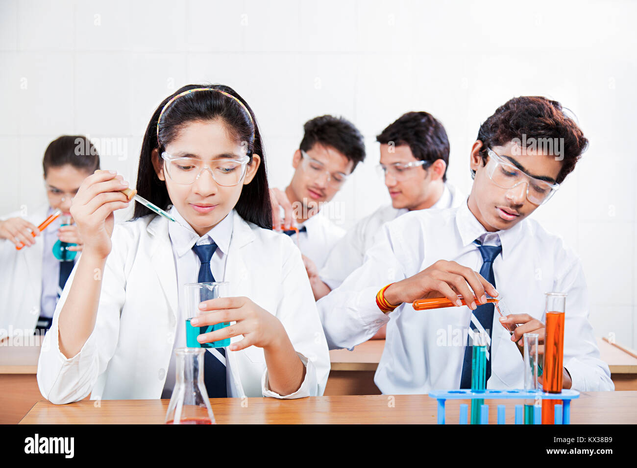 Indische Schule jugendliche Schüler Mitschüler in der Chemischen Forschung Wissenschaft Labor Stockfoto
