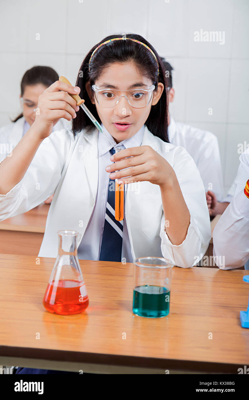 Schule junge Mädchen Schüler Wissenschaftler die Forschung unter Verwendung von chemischen Flüssigkeiten Labor Stockfoto