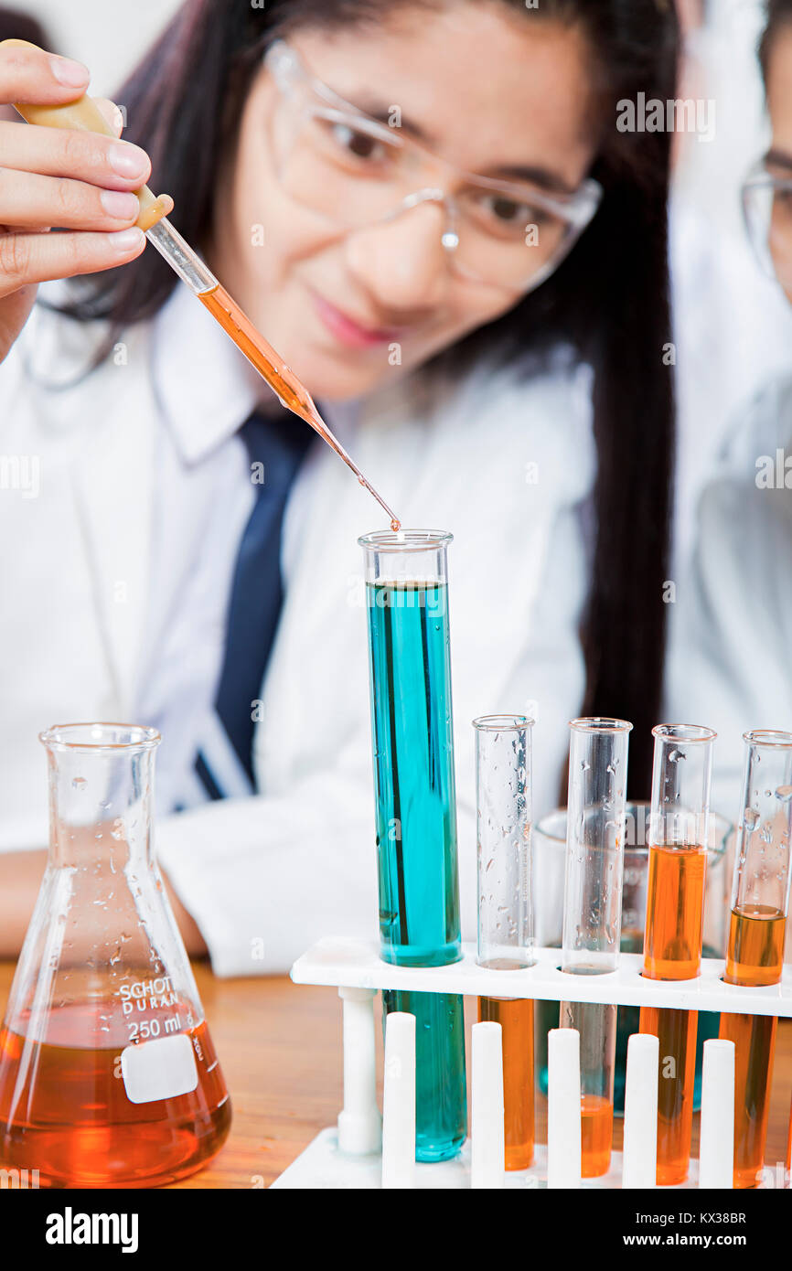 1 indischen High School Mädchen Schüler der chemischen Forschung Science Lab Stockfoto