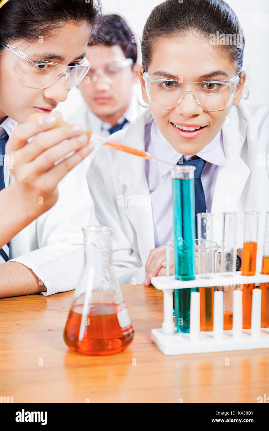 2 indische Schule Mädchen Studenten, Experiment chemische Flüssigkeiten Lab Stockfoto