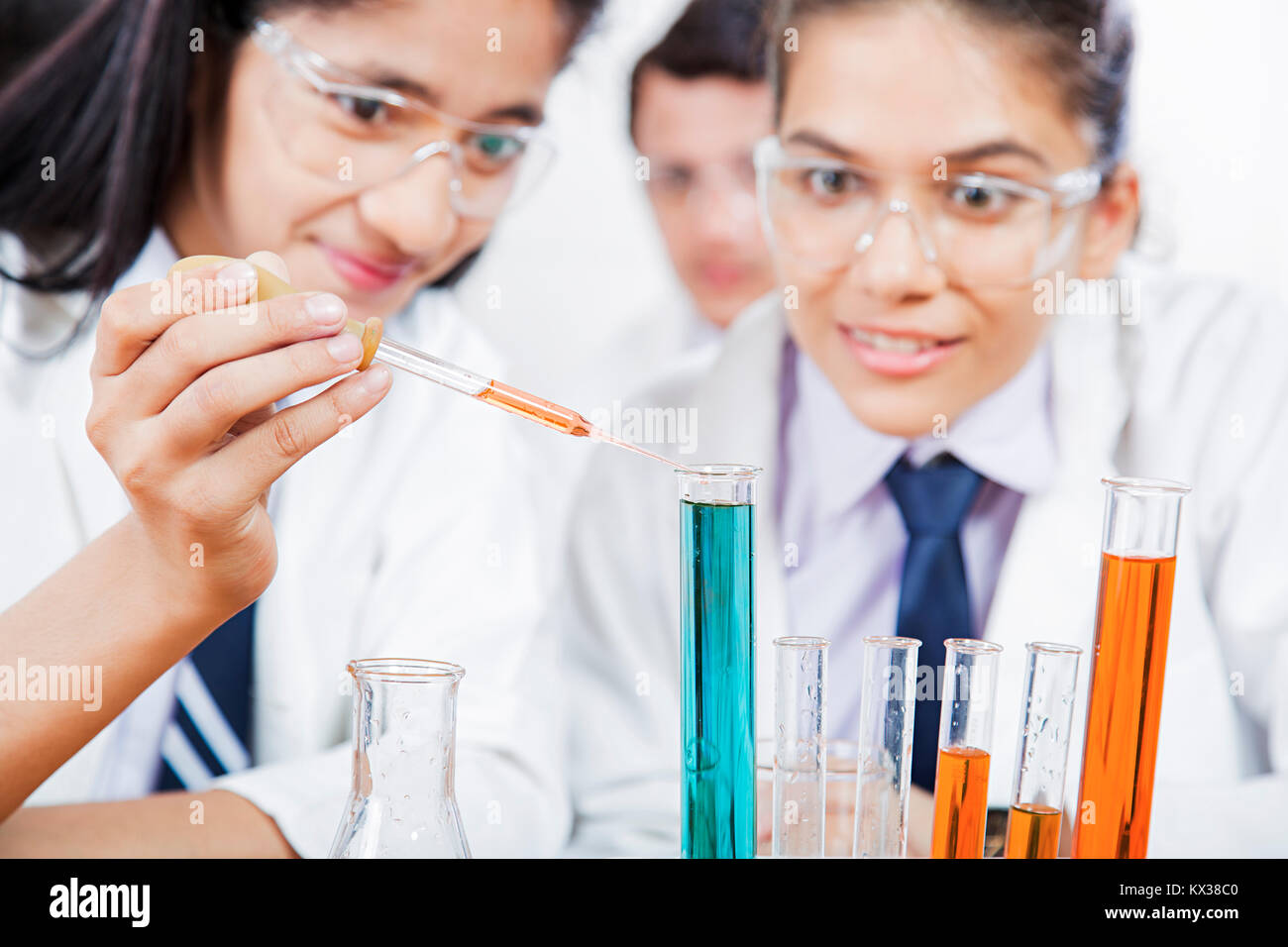 2 indische Schule Mädchen Studenten Forschung chemische Flüssigkeiten Science Lab Stockfoto
