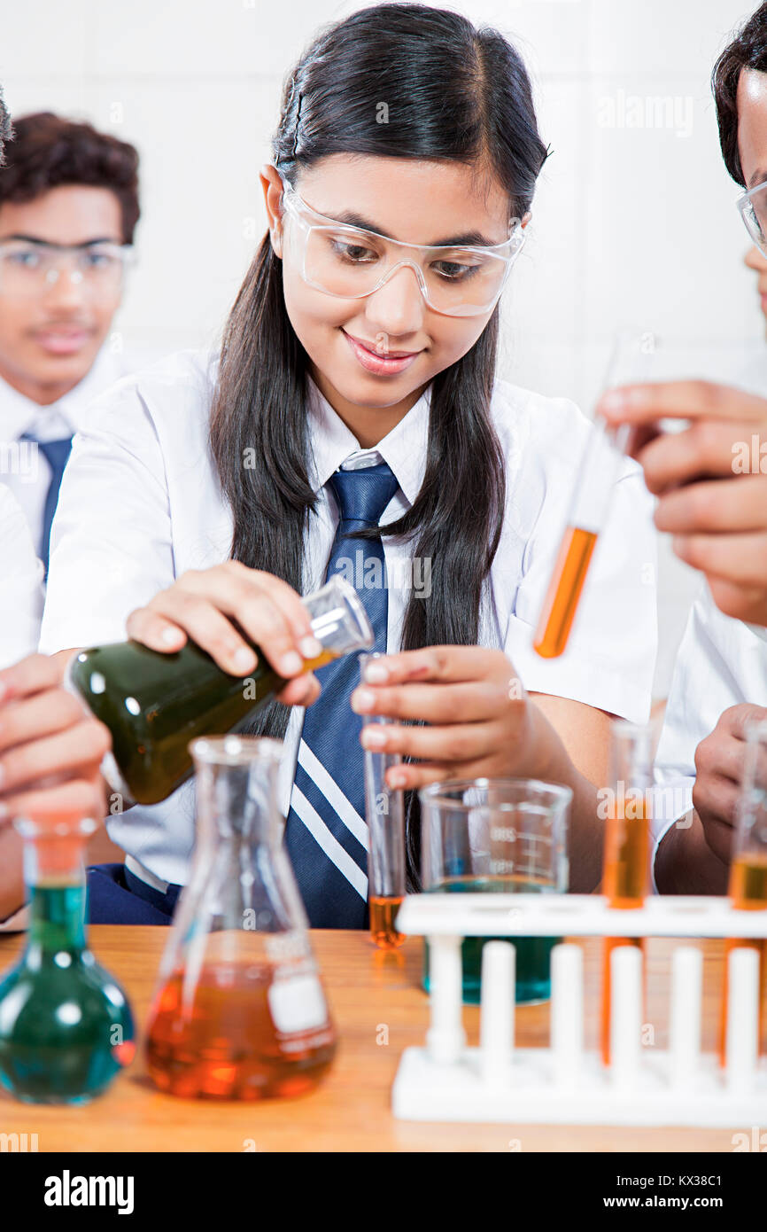 1 indischen Schule Mädchen Schüler chemische Flüssigkeit Forschung Wissenschaft Labor Stockfoto