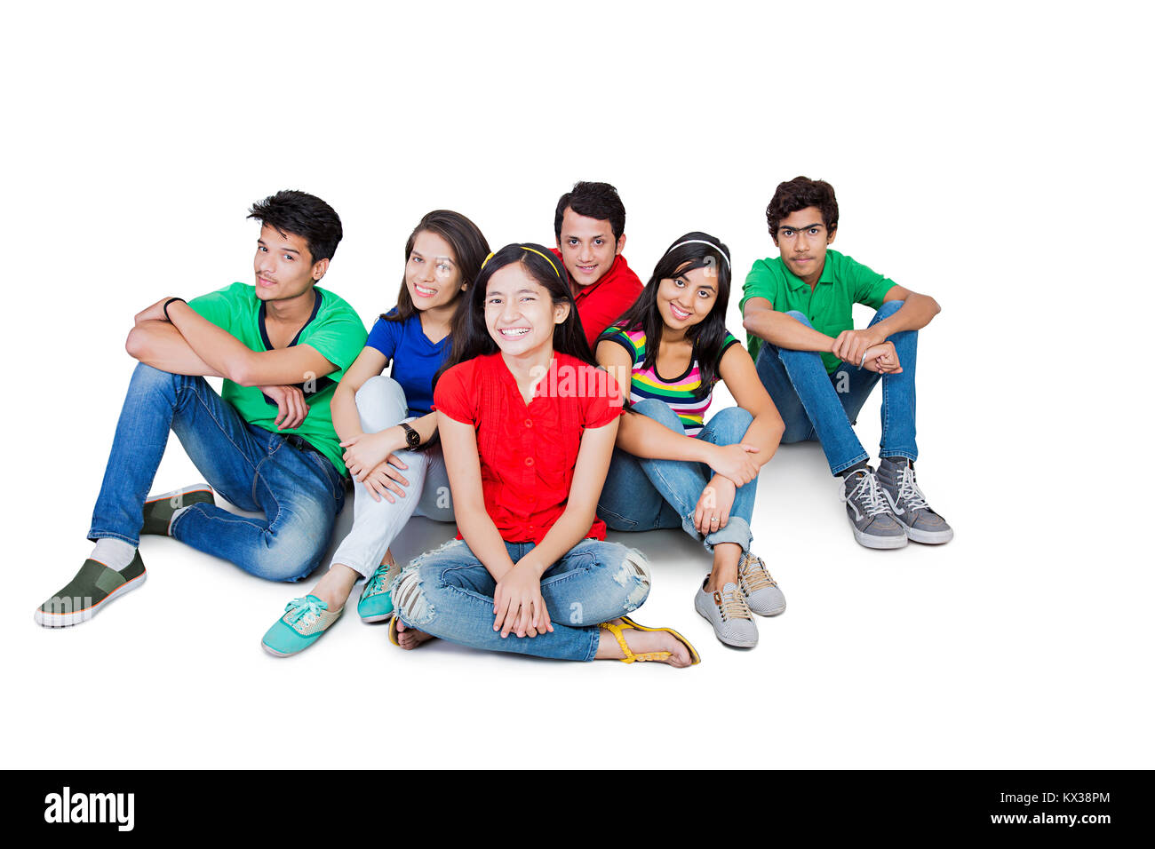 Indische Gruppe Jugendliche Freunde sitzen zusammen, glücklich Genießen Stockfoto