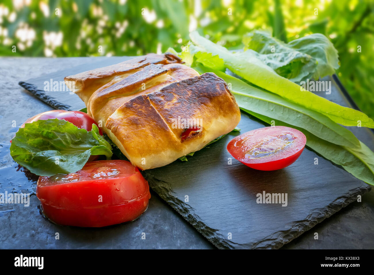 Mexikanische Tortilla mit Huhn, Paprika und Tomaten. Selektive konzentrieren. Close-up. Stockfoto