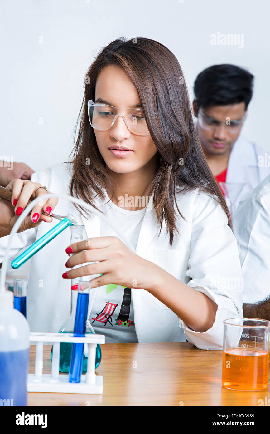 1 indischen College Mädchen Student chemischen Chemie Labor Wissenschaftler Forschung Stockfoto